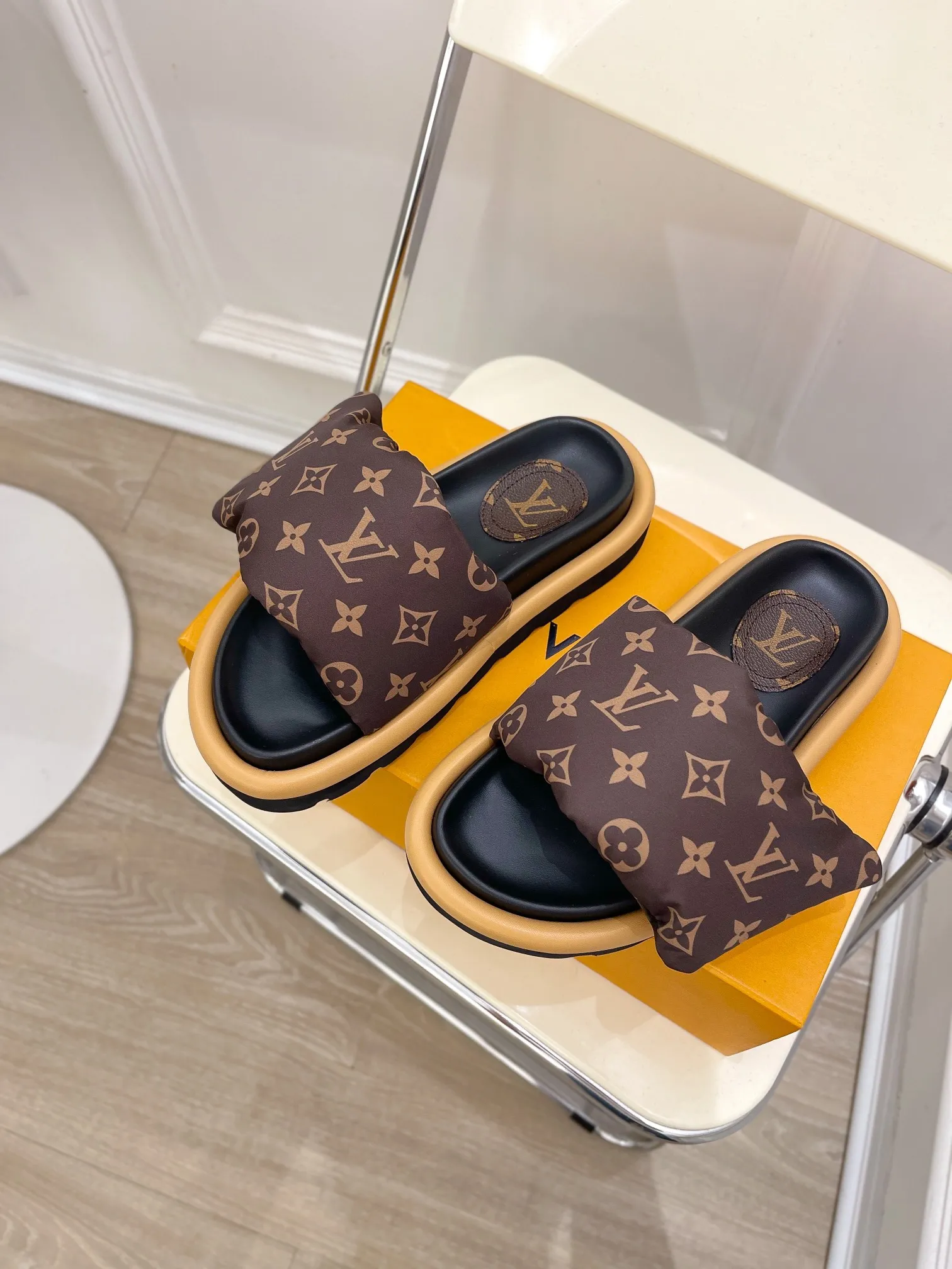 👟👟Ex-factory price P360👟👟 LV | Louis Vuitton ²⁰²³ 𝐬𝐬 🧡💚2023 Spring and Summer New Products The counter features the latest embossed slippers, hard goods, new🆕 Full of high-end feel! A popular model among bloggers at home and abroad, it’s retro and fashionable and looks amazing on your feet! Mainly recommended model on the official website★ ━━━━━ ЅᏇєєt ━━━━━ ▪️Upper: High-customized mercerized cloth➕Embossed ▪️Inner lining: Imported goatskin lining ▪️Outsole: Original open-molded non-slip and wear-resistant foam sole ▪️Code number: women's code 35-40 men's code 39-44